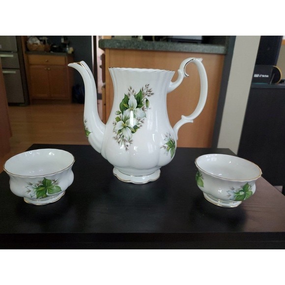 VINTAGE Royal Albert Bone China Trillium Coffee Pot, England. 2 Sugar Bowls - Picture 1 of 13